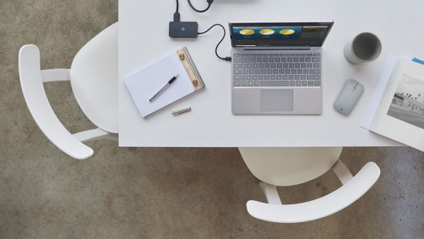 Moderner Schreibtisch Mit Microsoft Surface Laptop