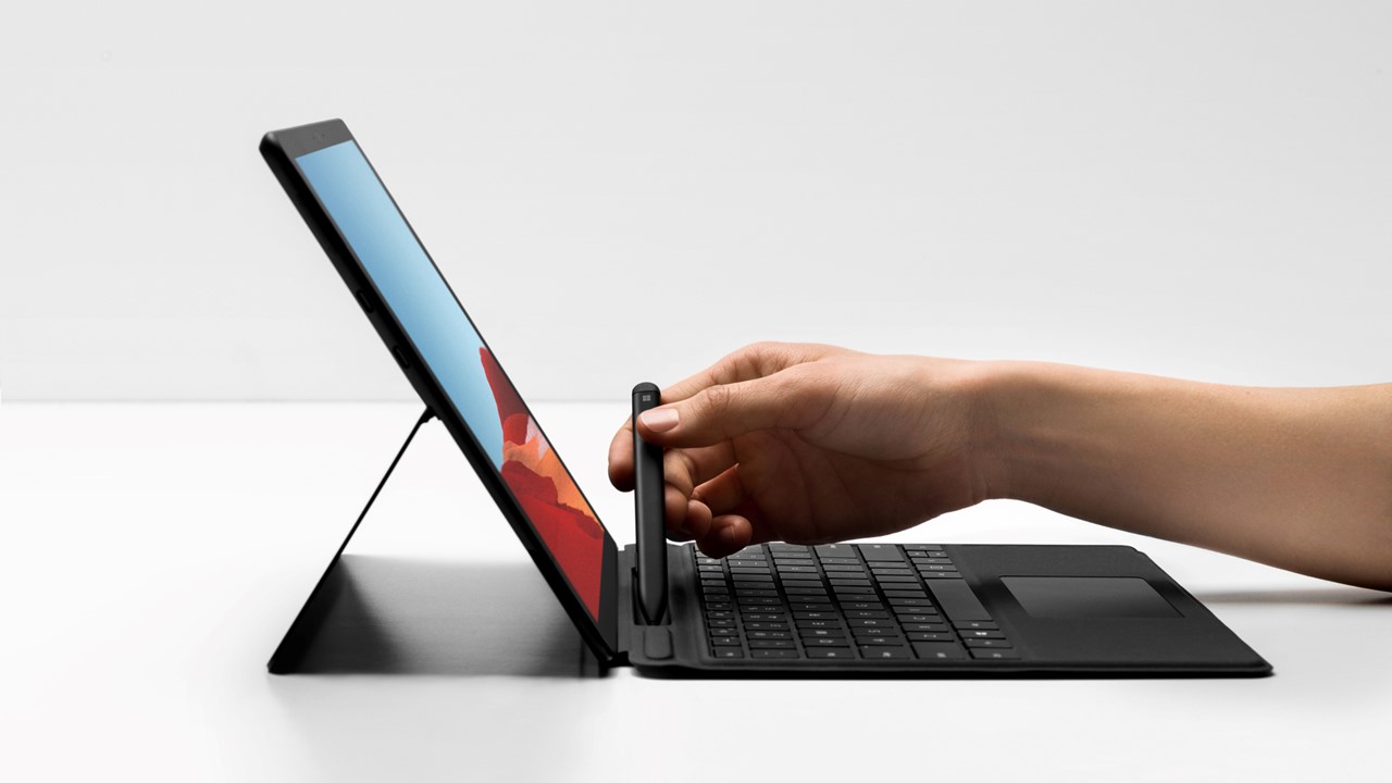 Surface Pro X for Business im Kickstand mit Tastatur