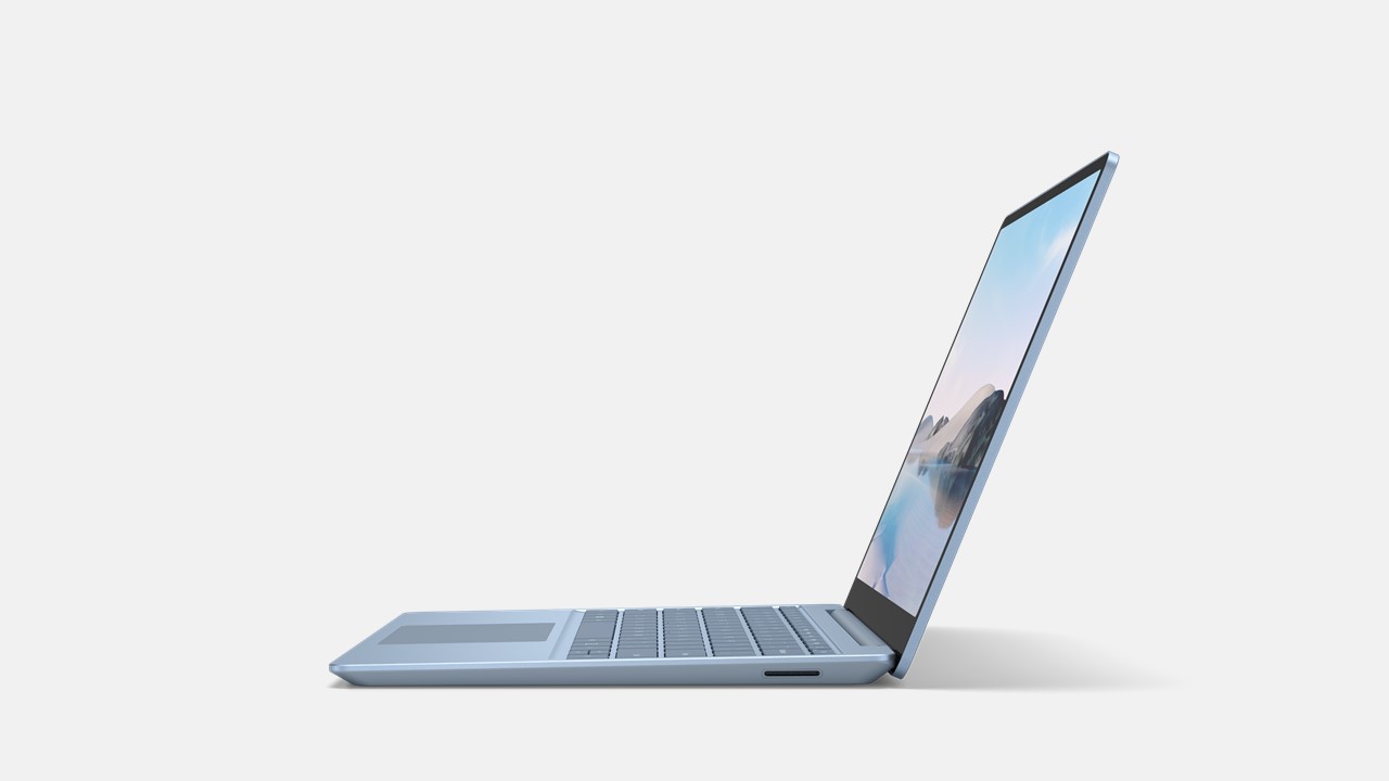 Surface Laptop Go for Business in Eisblau von der Seite