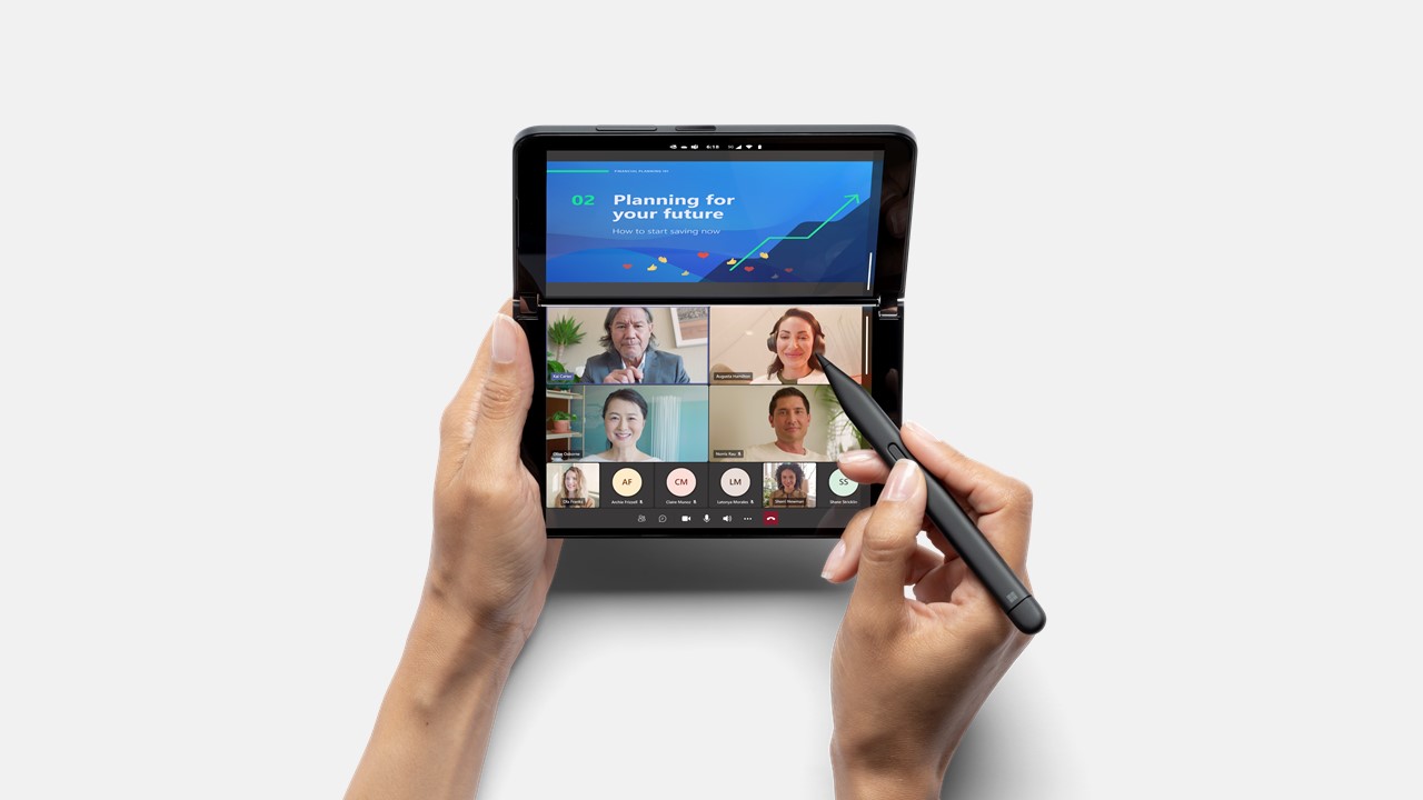 Zwei Hände mit dem Microsoft Surface Duo 2 for Business und einem schwarzen Stift