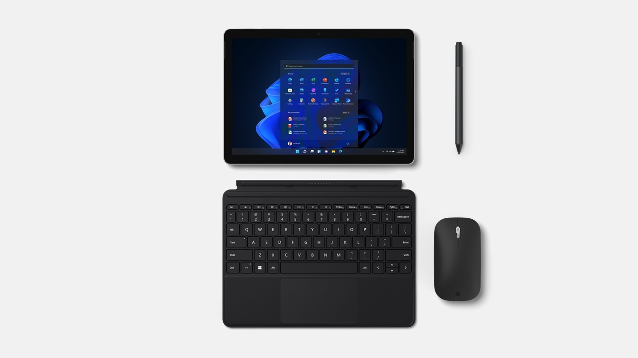 Microsoft Surface Go 3 im Kickstand mit schwarzem Go Type Cover, schwarzer Maus und schwarzem Surface Pen