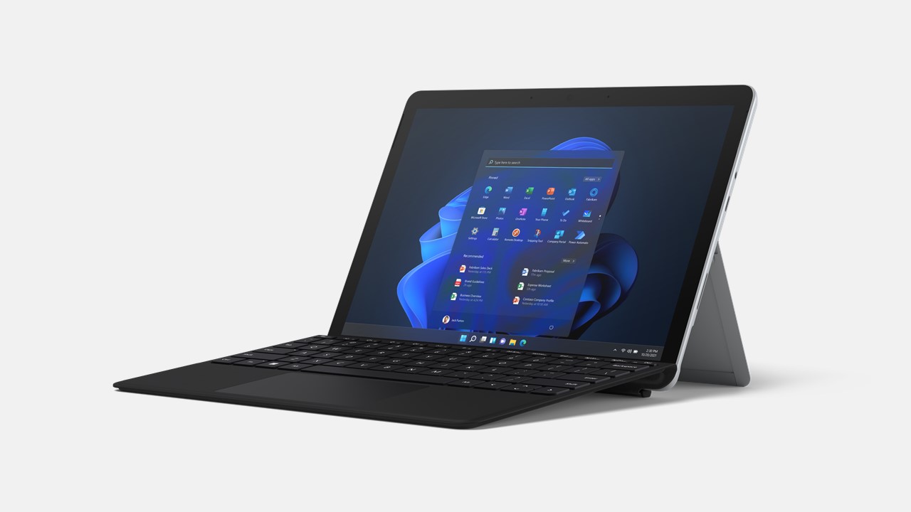 Microsoft Surface Go 3 im Kickstand mit schwarzem Go Type Cover
