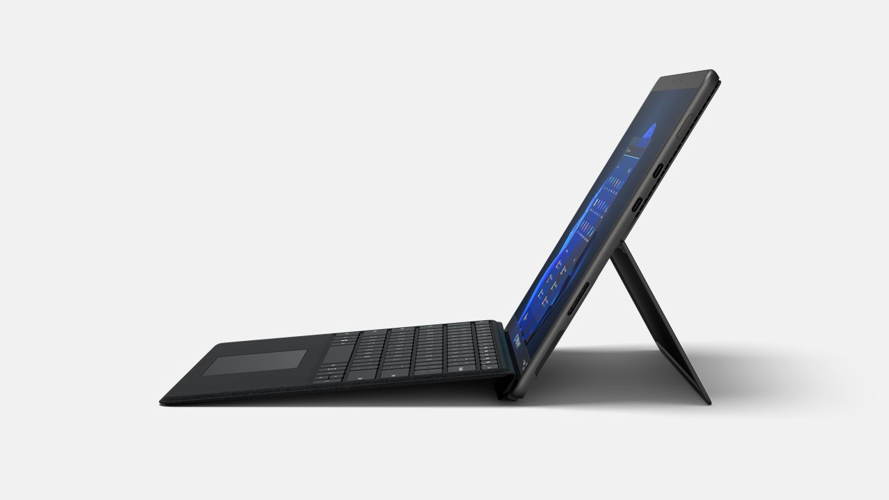 Microsoft Surface Pro 8 for Business von der Seite im Kickstand mit schwarzer Tastatur