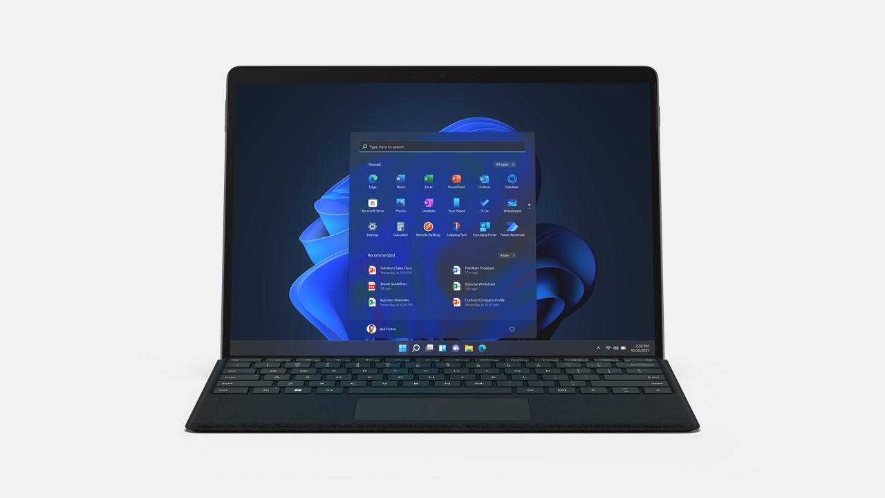 Surface Pro 8 for Business in schwarz mit Tastatur von vorne