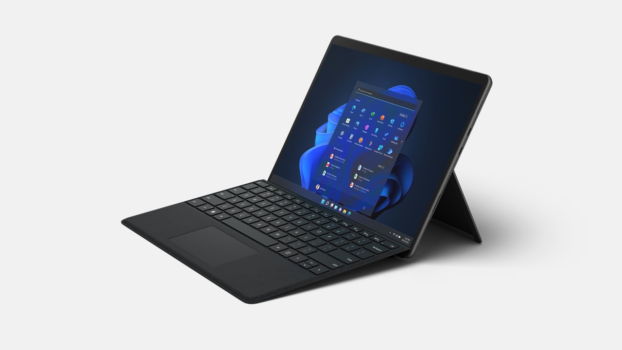 Surface Pro 8 for Business in schwarz mit Tastatur von der Seite