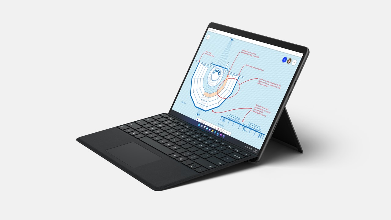 Surface Pro 8 for Business in schwarz von der Seite