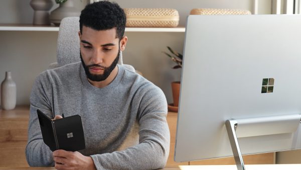 Ein Mann Im Home Office Arbeitet Remote Mit Dem Surface Hub Und Dem Surface Duo