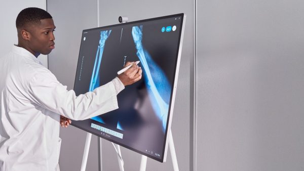 Ein Arzt Nutzt Das Microsoft Surface Hub 2S