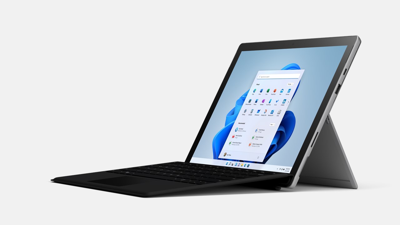 Surface Pro 7+ for Business mit schwarzer Tastatur von der Seite