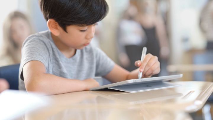 Ein Kind benutzt den Surface Classroom Pen 2 für sein Microsoft Surface Tablet