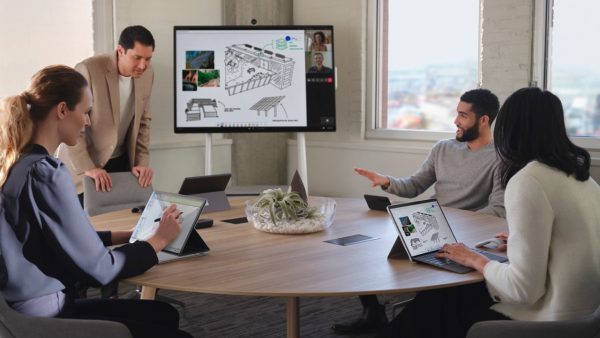 Team Von Mitarbeitern Arbeitet Mit Microsoft Surface Pro 8