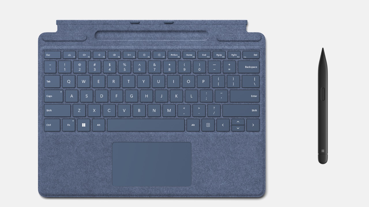Surface Pro Signature Keyboard Saphirblau von oben mit Surface Slim Pen 2