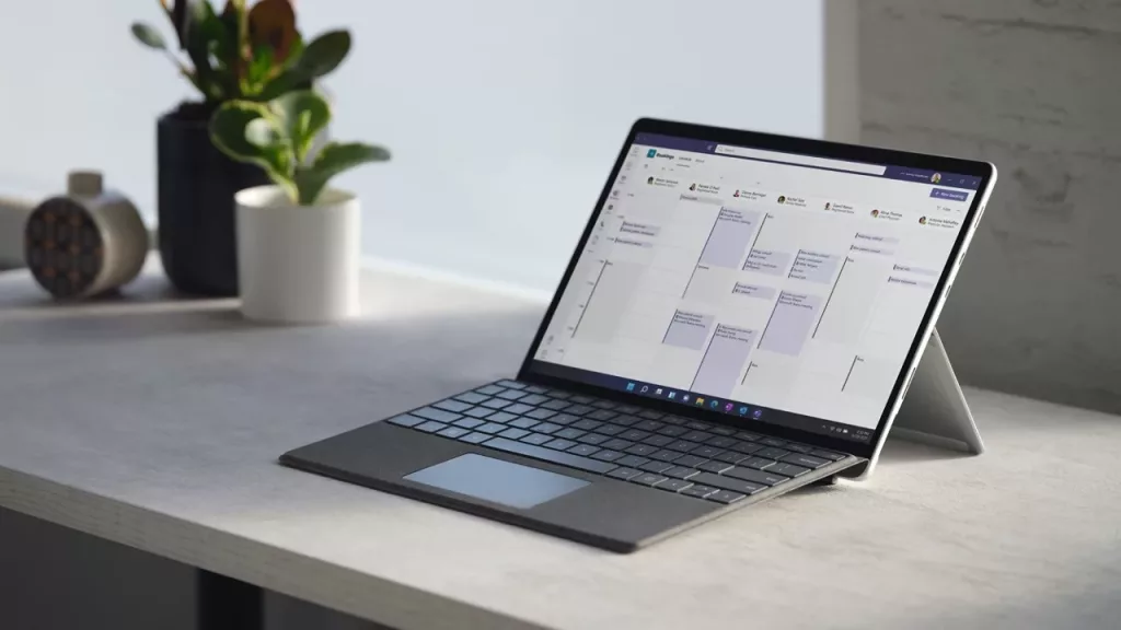 Microsoft Surface Pro 8 for Business auf Schreibtisch