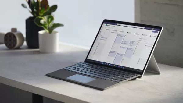 Microsoft Surface Pro 8 for Business auf Schreibtisch