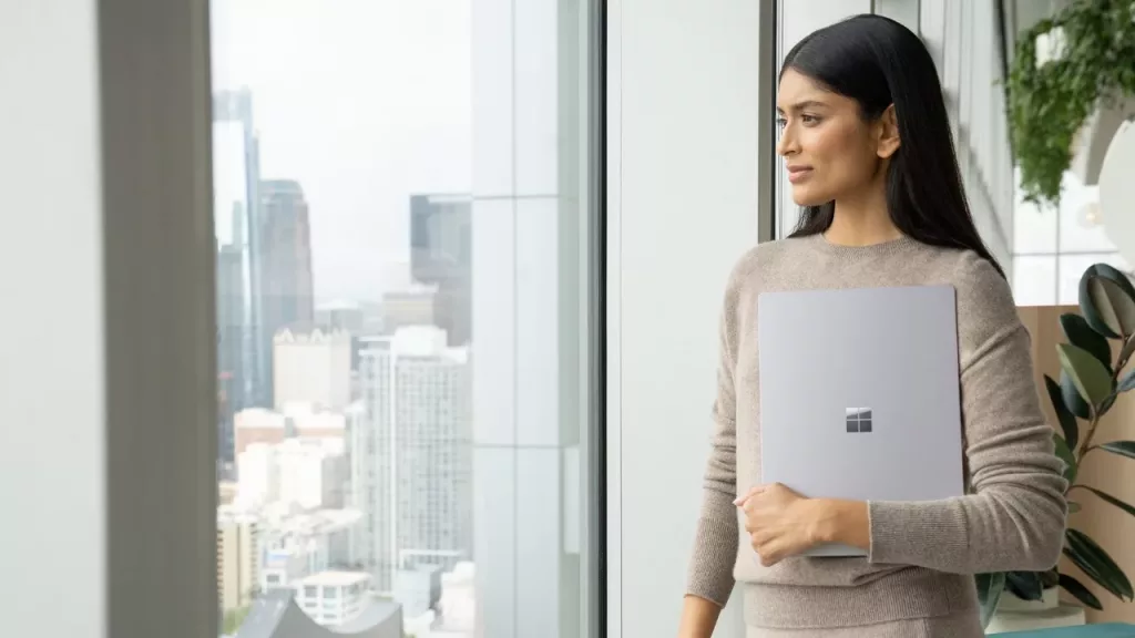 Frau mit Surface for Business im Büro