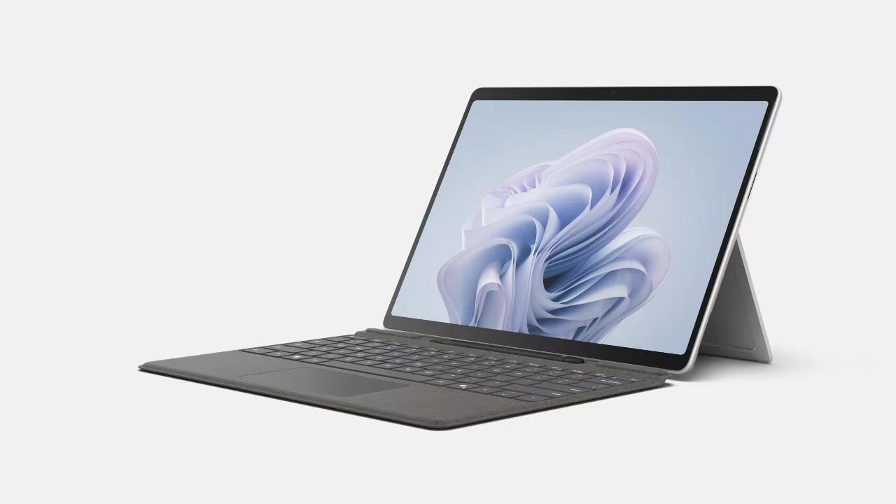 Microsoft Surface Pro 10 im Kickstand mit Tastatur