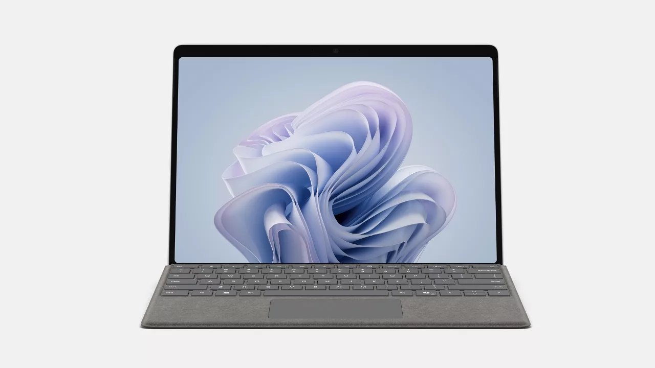 Microsoft Surface Pro 10 im Kickstand mit Tastatur