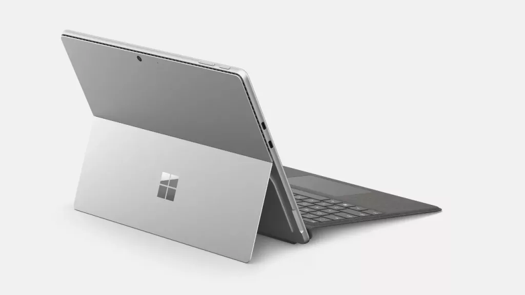 Microsoft Surface Pro 10 im Kickstand mit Tastatur von hinten