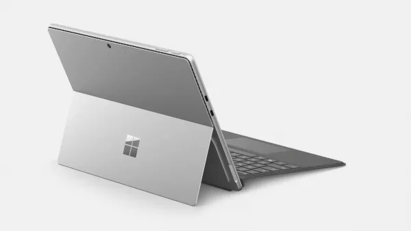 Microsoft Surface Pro 10 Im Kickstand Mit Tastatur Von Hinten