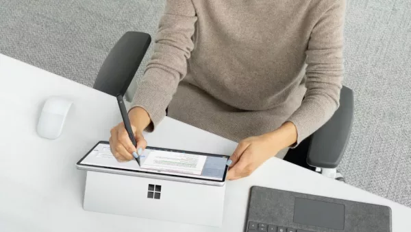 Surface Go 4 im Büro aus der Vogelperspektive