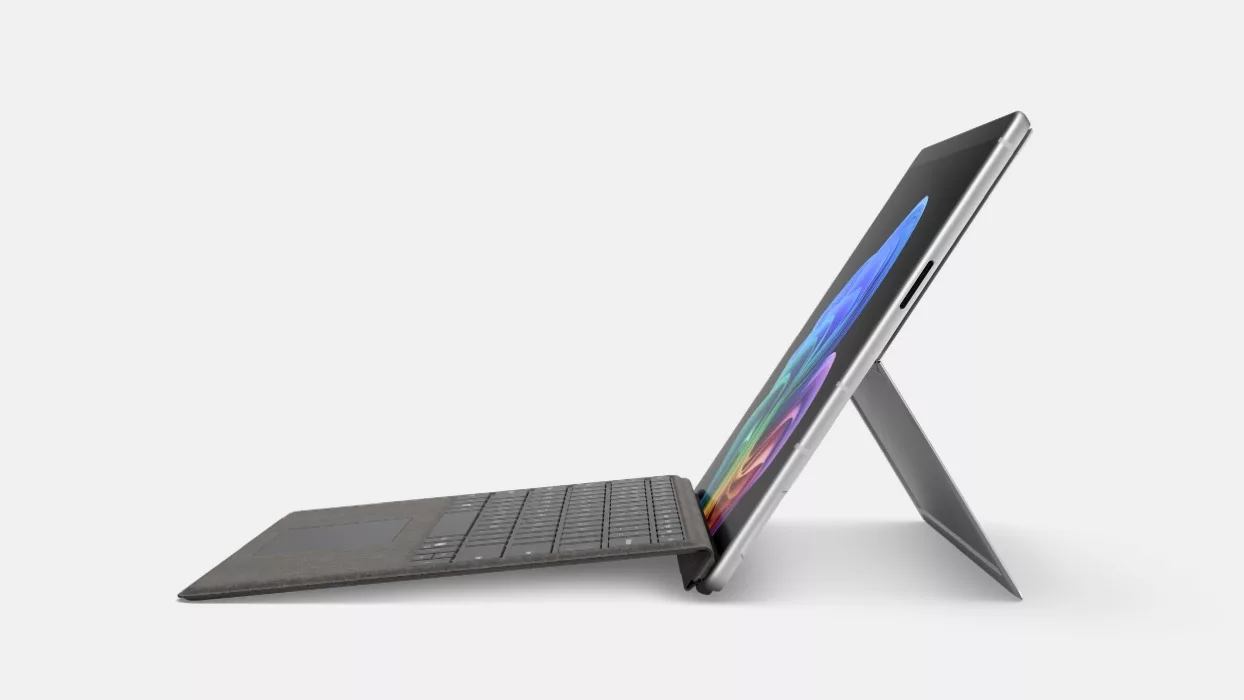 Platin Surface Pro mit Intel Core Ultra Prozessoren im Kickstand mit Tastatur